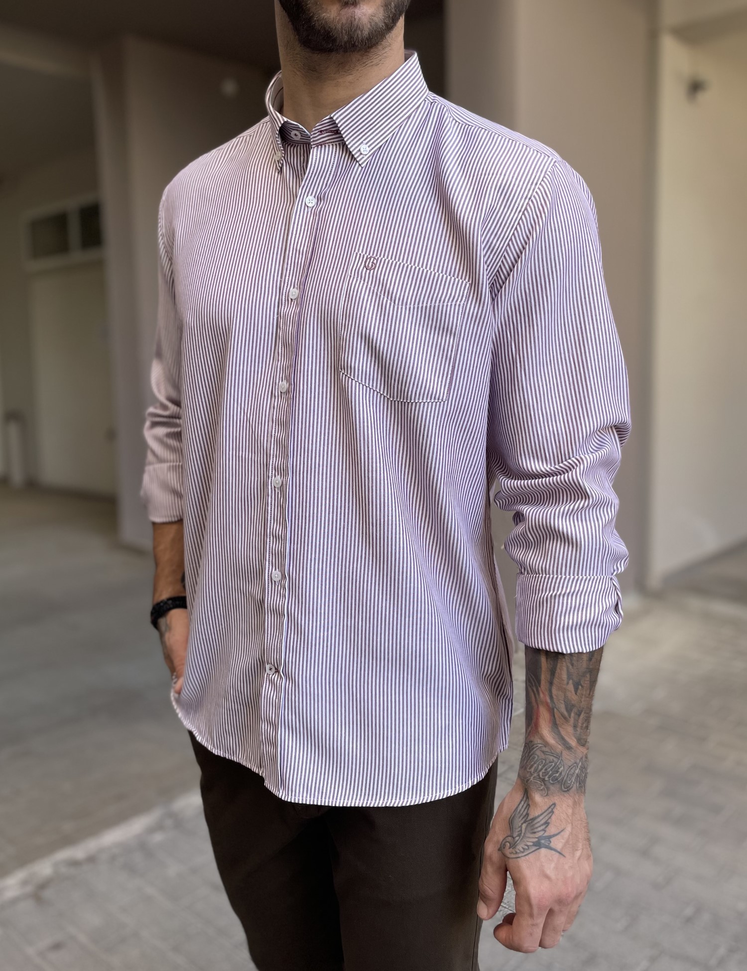 Ανδρικό μπορντό ριγέ πουκάμισο με γιακά και τσέπη στο στήθος 562B φωτογραφία